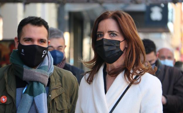 Galería. Ana Carlota Amigo de visita por la ciudad con Begoña Villacís.