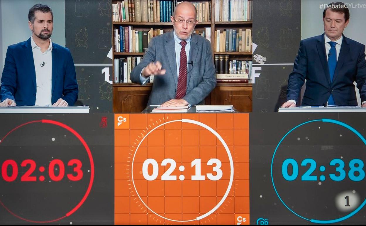 Los tres participantes en el debate, durante el primer 'cara a cara' electoral. 