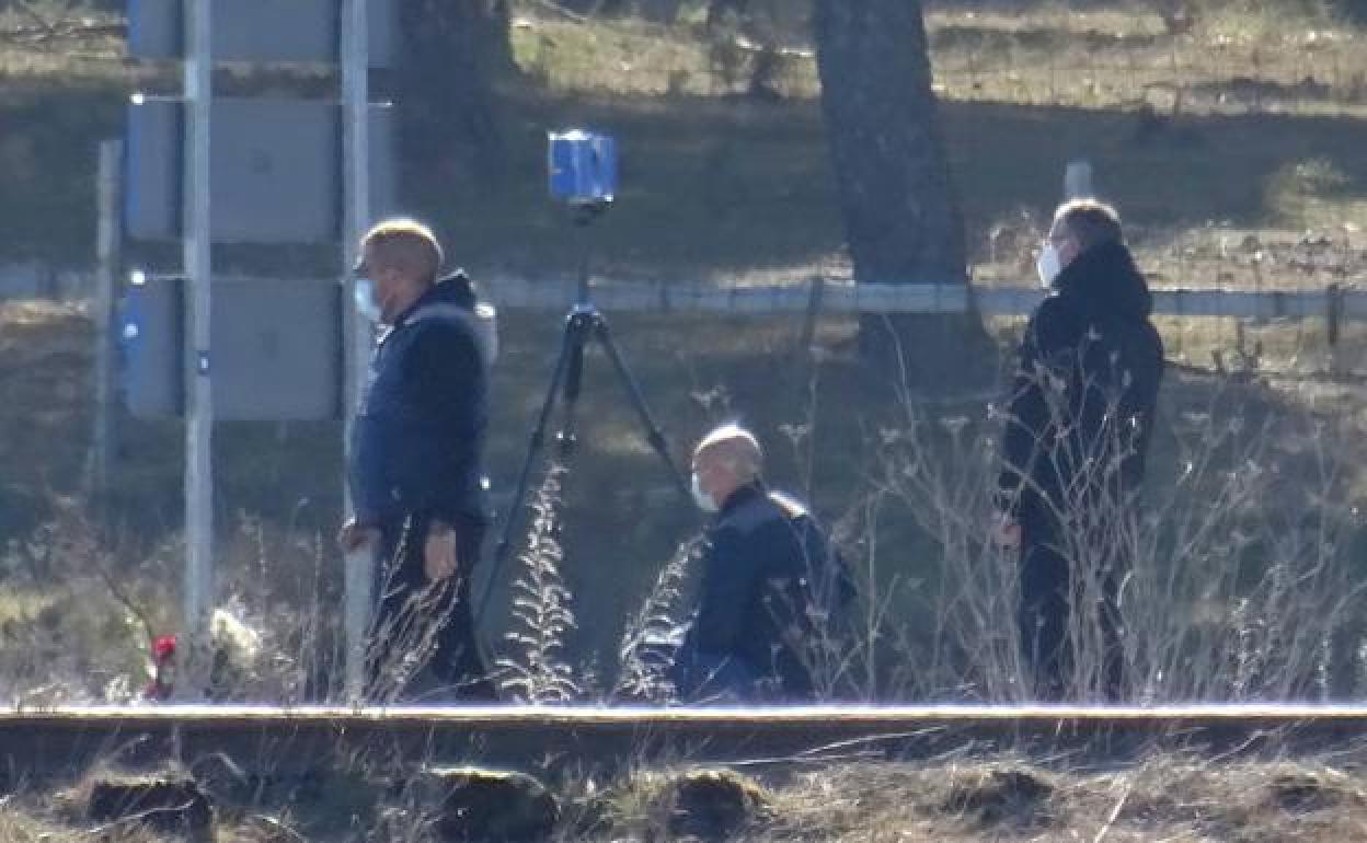 Los agentes realizan mediciones en la calzada de la carretera que conduce a Traspinedo en torno al lugar del hallazgo del cuerpo.