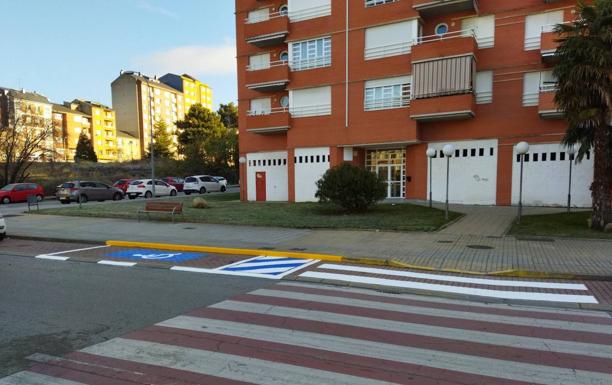 Nueva zona de estacionamiento para estas personas con movilidad reducida en la calle La Asunción de Flores del Sil.