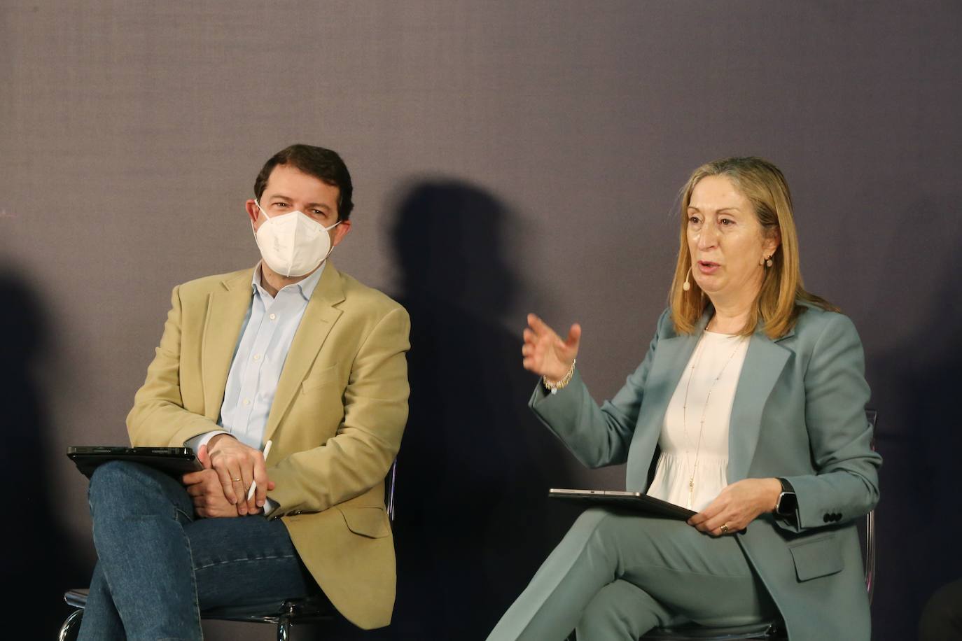 El candidato del PP de Castilla y León a las elecciones autonómicas, Alfonso Fernández Mañueco, participa junto a Ana Pastor en una mesa sobre modelo sanitario en Aranda de Duero