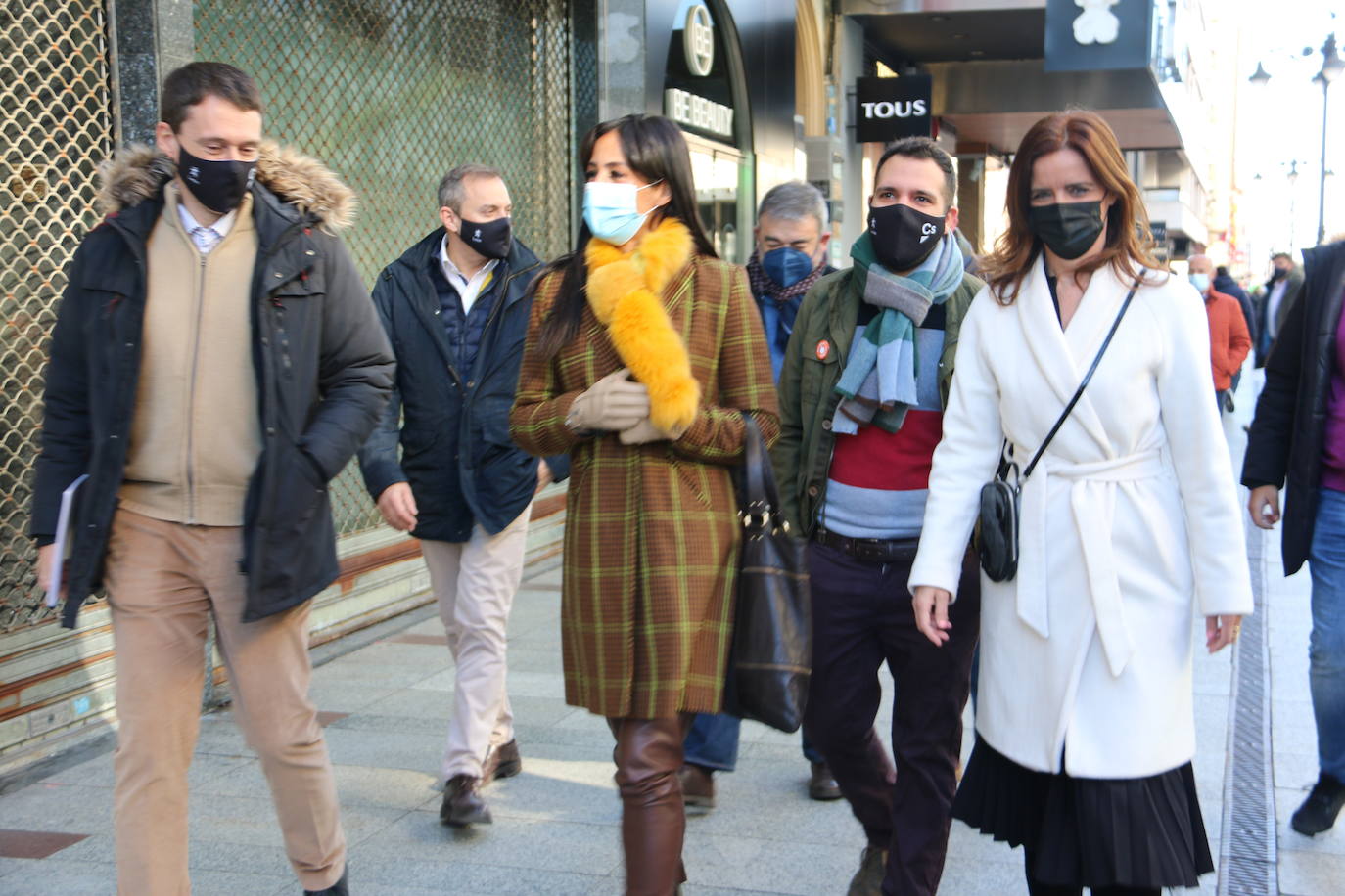 La vicealcaldesa de Madrid recorre las calles de la capital y visita la sede del CEL junto a los cargos de Ciudadanos.