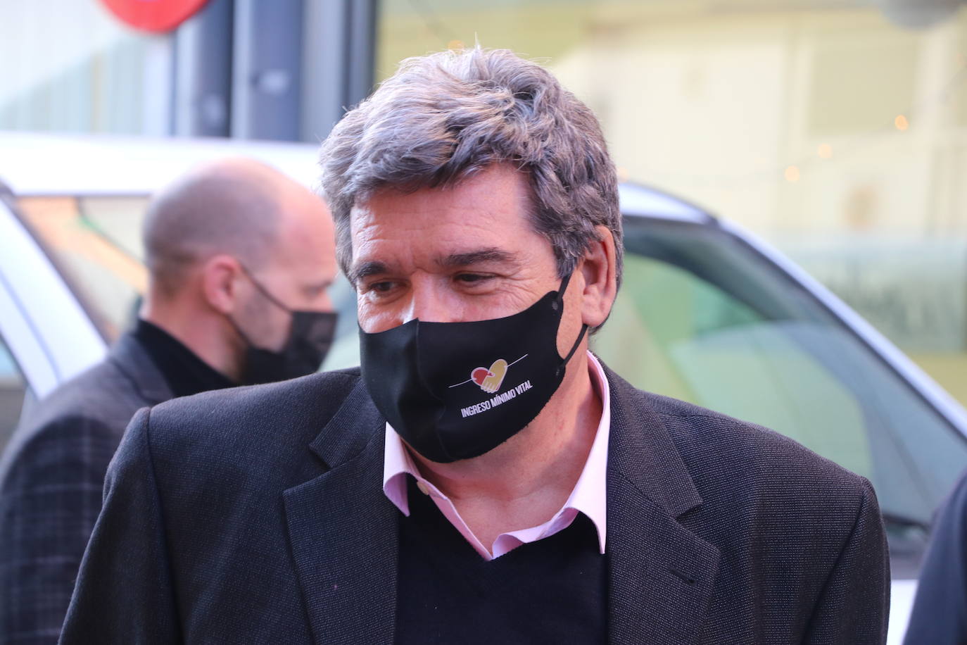 Javier Alfonso Cendón y Camino Cabañas acompañan al ministro Escrivá en su visita al Centro de Mayores de Trobajo del Camino