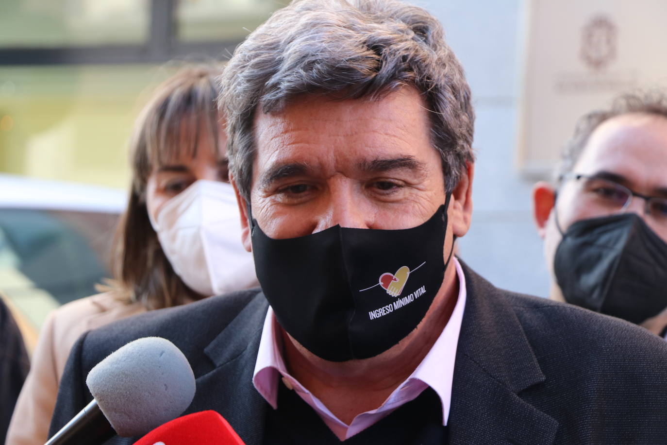 Javier Alfonso Cendón y Camino Cabañas acompañan al ministro Escrivá en su visita al Centro de Mayores de Trobajo del Camino