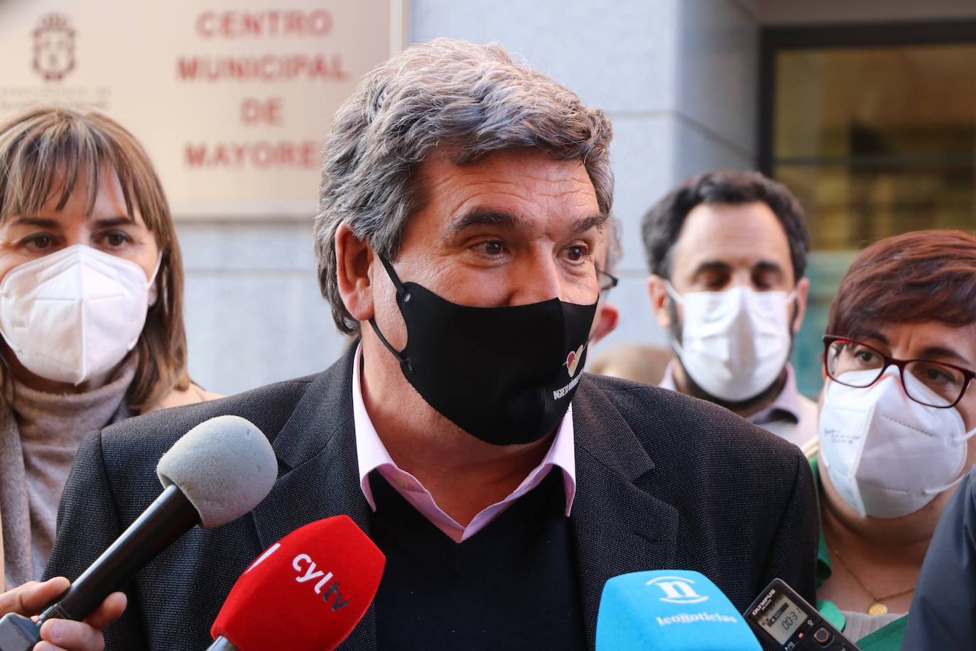 Javier Alfonso Cendón y Camino Cabañas acompañan al ministro Escrivá en su visita al Centro de Mayores de Trobajo del Camino