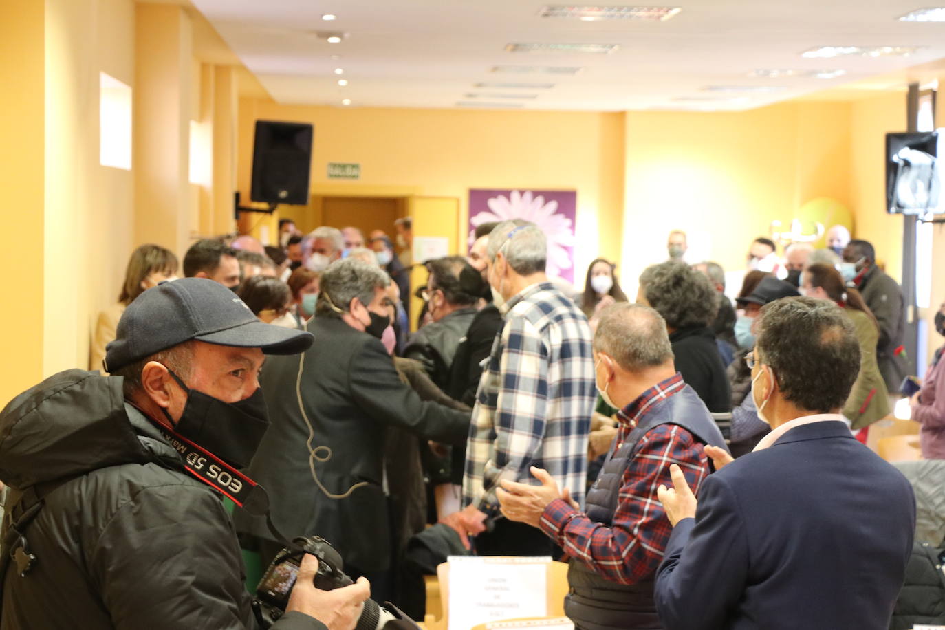 Javier Alfonso Cendón y Camino Cabañas acompañan al ministro Escrivá en su visita al Centro de Mayores de Trobajo del Camino