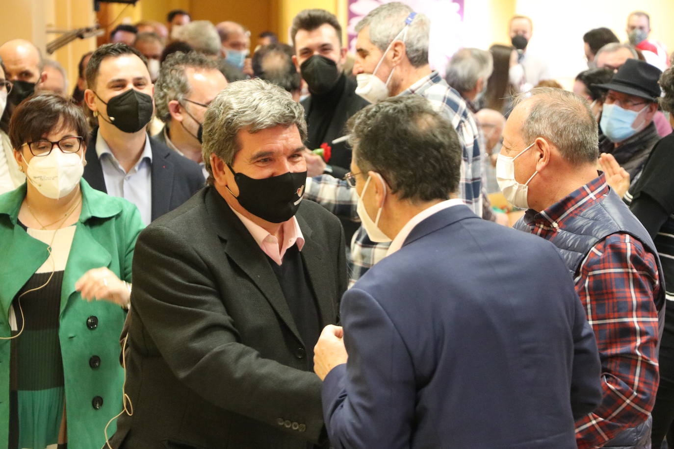 Javier Alfonso Cendón y Camino Cabañas acompañan al ministro Escrivá en su visita al Centro de Mayores de Trobajo del Camino