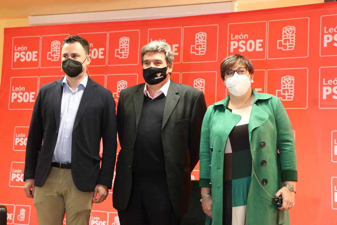 Javier Alfonso Cendón y Camino Cabañas acompañan al ministro Escrivá en su visita al Centro de Mayores de Trobajo del Camino