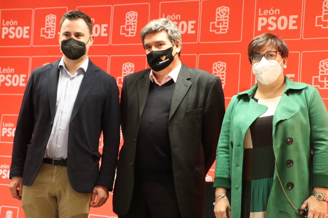 Javier Alfonso Cendón y Camino Cabañas acompañan al ministro Escrivá en su visita al Centro de Mayores de Trobajo del Camino