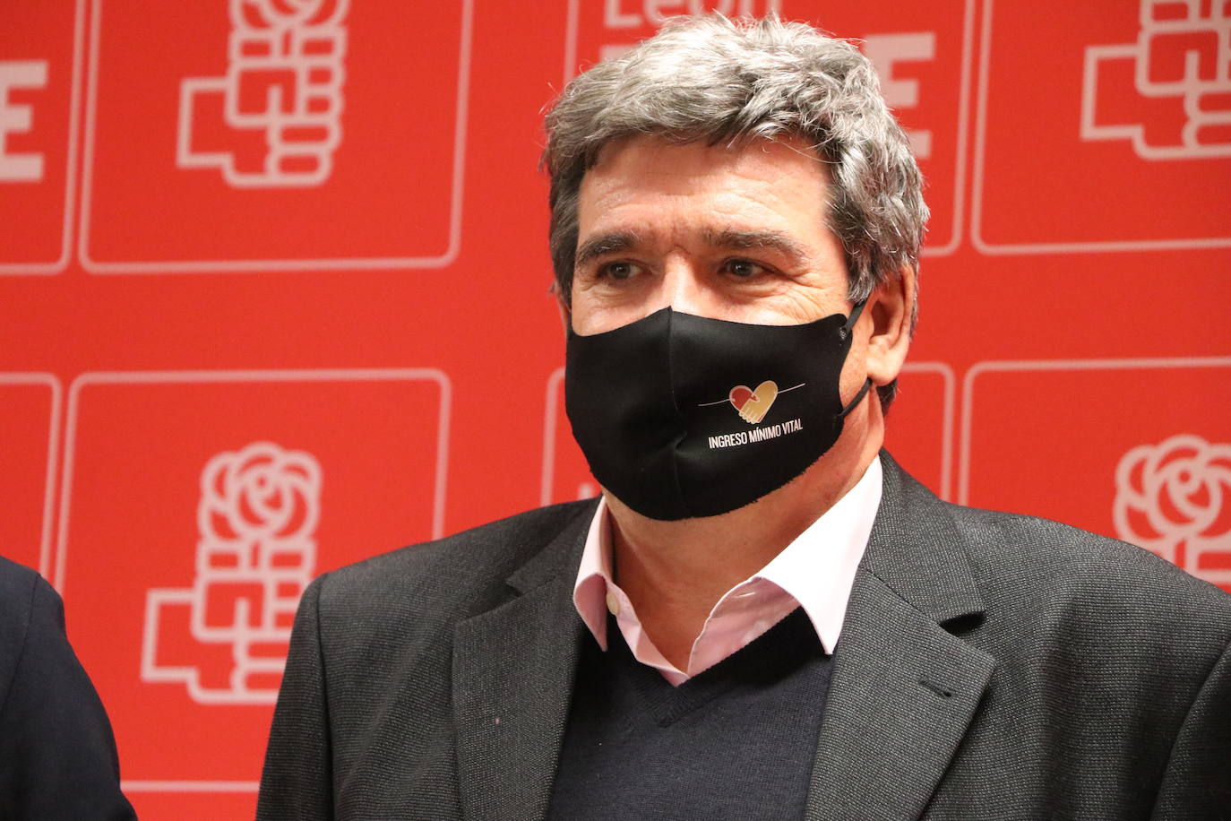 Javier Alfonso Cendón y Camino Cabañas acompañan al ministro Escrivá en su visita al Centro de Mayores de Trobajo del Camino