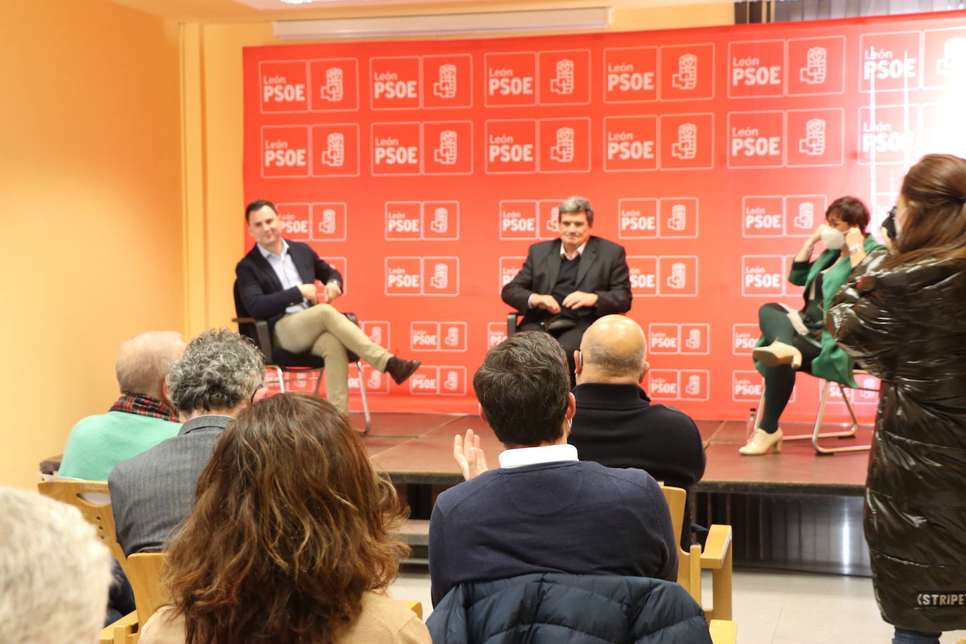 Javier Alfonso Cendón y Camino Cabañas acompañan al ministro Escrivá en su visita al Centro de Mayores de Trobajo del Camino