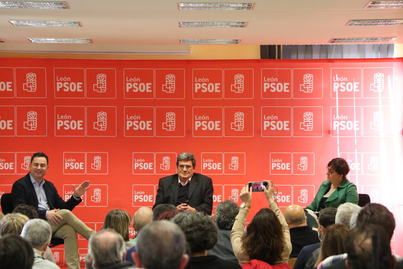 Javier Alfonso Cendón y Camino Cabañas acompañan al ministro Escrivá en su visita al Centro de Mayores de Trobajo del Camino