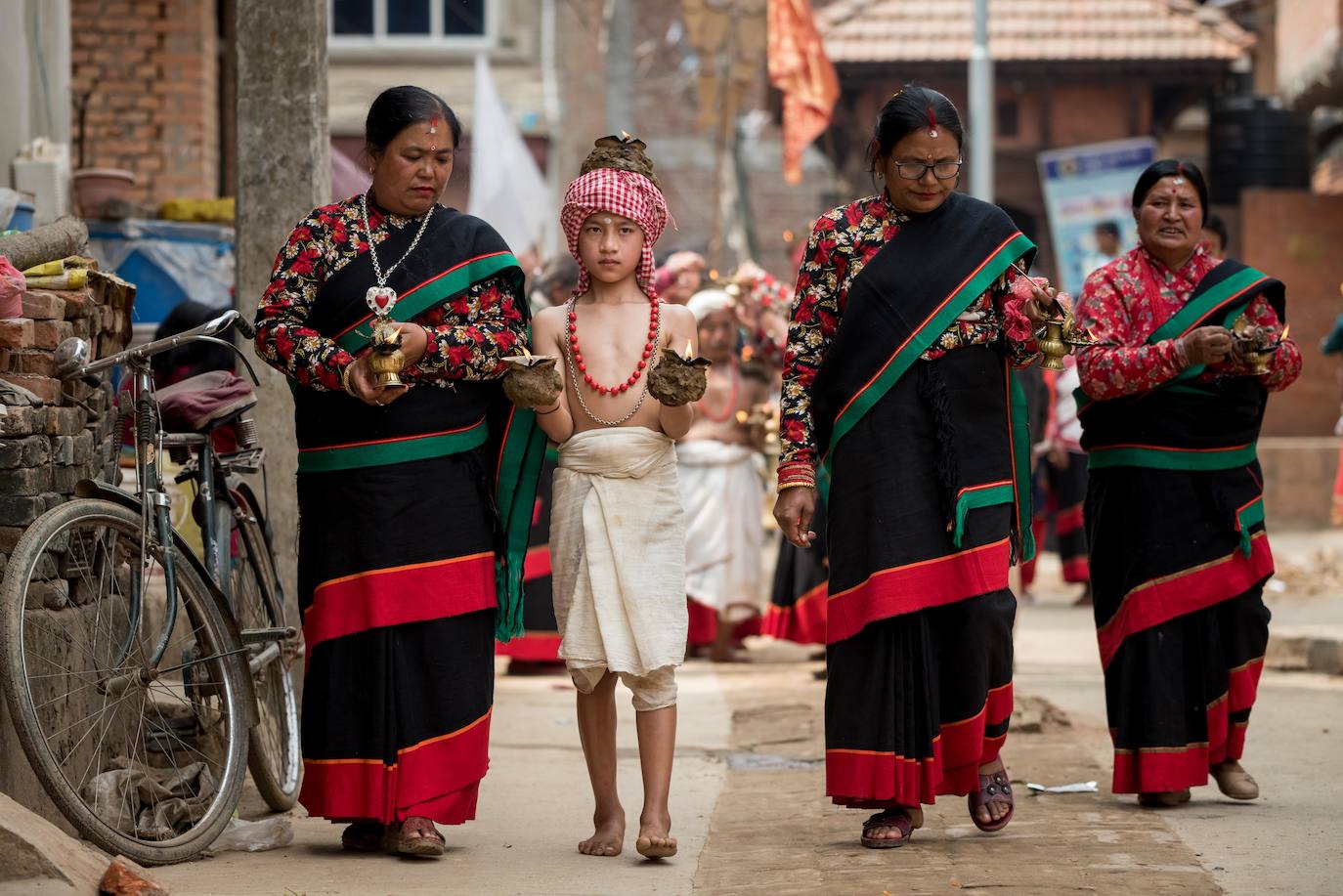 Un joven sacerdote de Thecho, Lalitpur, durante el fesitval Madhav Narayan.