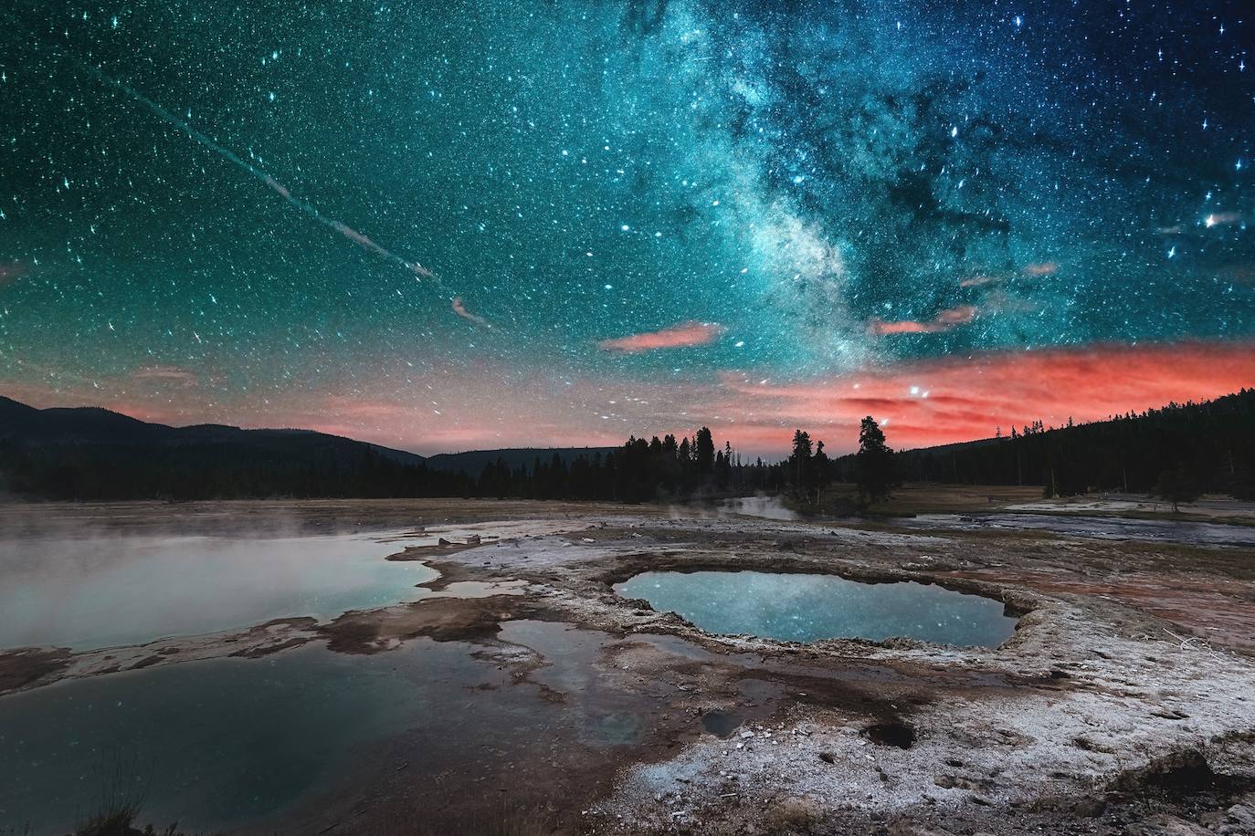 Una astrofotografía tomada en Norris Geyser Basin, la cuenca de géiseres más caliente de Yellowstone