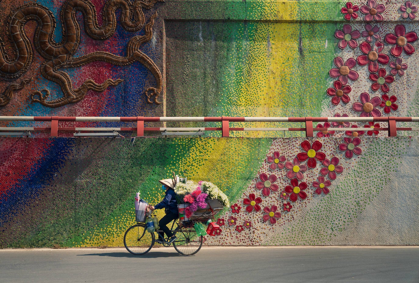 Un vendedor ambulante de flores en Hanoi.