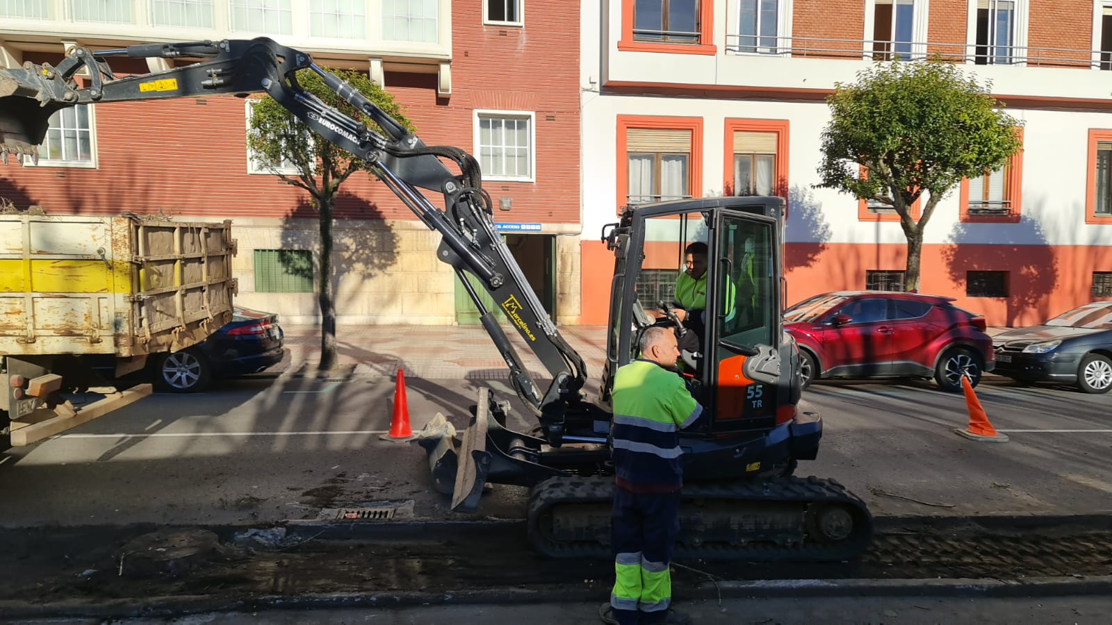 Las obras para retirar los setos de la avenida Conde Sagasta avanzan con rapidez y estarán terminadas en los próximos días.