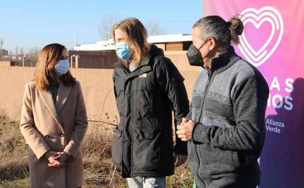 Ione Belarra, Pablo Fernández y Sixto Martínez en la visita a Villaquilambre. 