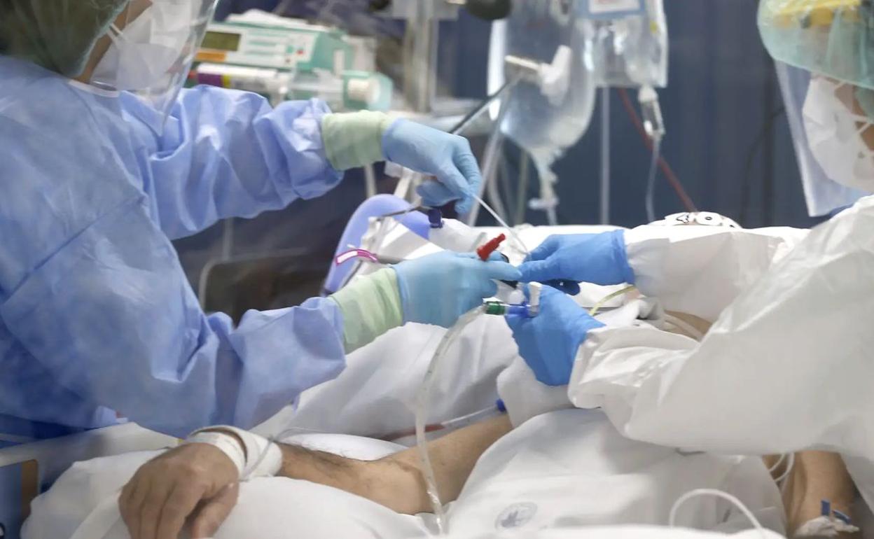 Equipos médicos atienden a un paciente covid en una unidad de críticos de un hospital. 