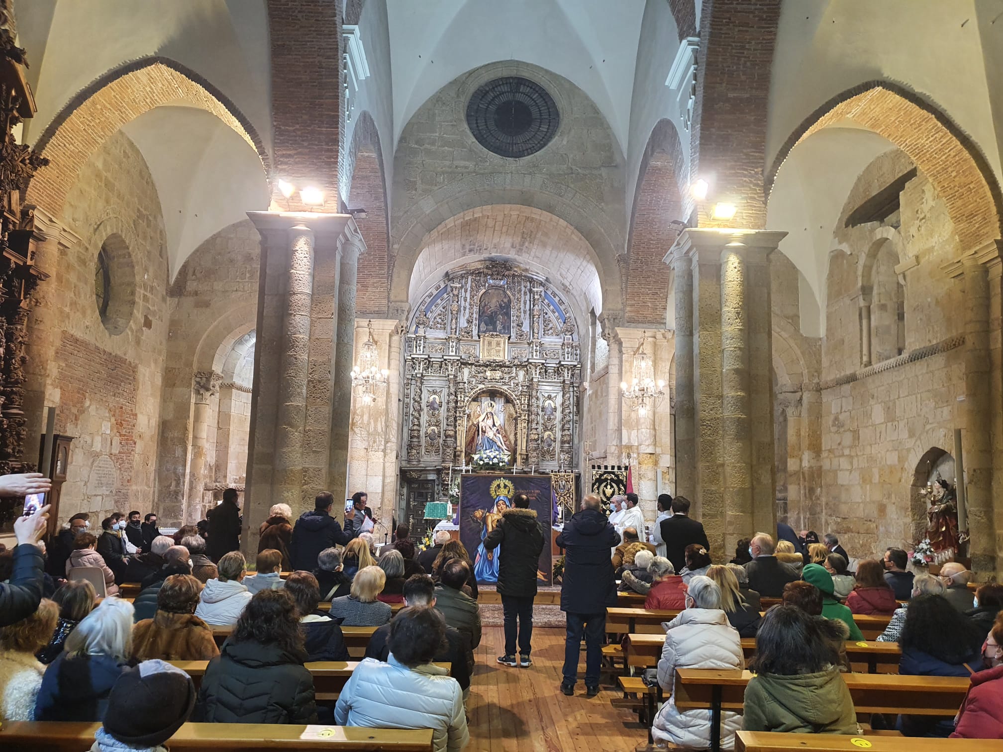 Fiel a la tradición la Parroquia de Nuestra Señora del Mercado, antigua del Camino, ha celebrado este miércoles la fiesta anual de 'La Aparición'