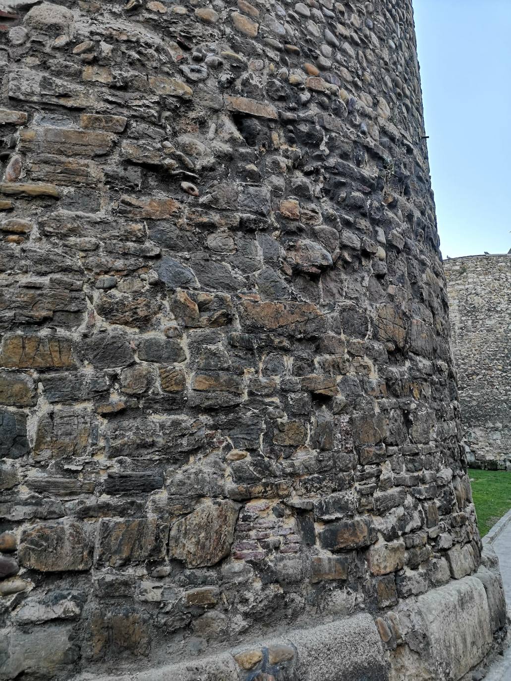 Imágenes de la muralla en la calle Ramón y Cajal.