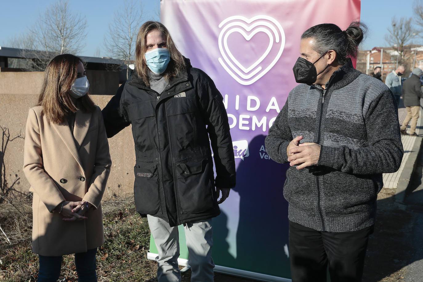 La secretaria general de Podemos y ministra de Derechos Sociales y Agenda 2030, Ione Belarra y el candidato a la Presidencia de Castilla y León, Pablo Fernández comparecen ante los terrenos en los que se construirá el nuevo instituto de Villaquilambre. Junto a ellos, el cabeza de lista por León, Sixto Martínez.