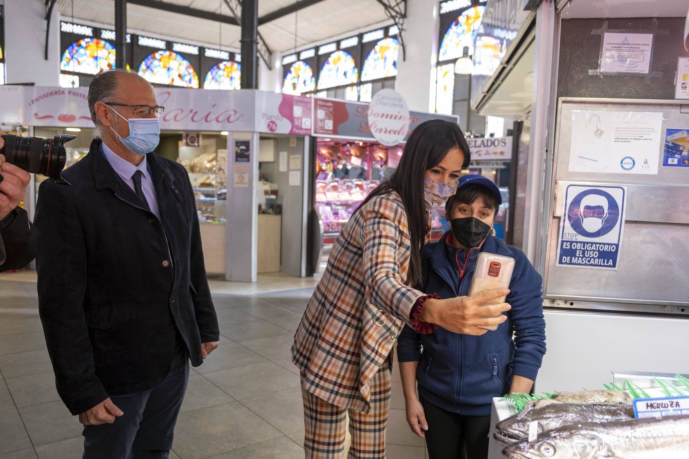 La vicealcaldesa y portavoz del Grupo Municipal de Ciudadanos en el Ayuntamiento de Madrid, Begoña Villacís, visita el Mercado Central de Salamanca.