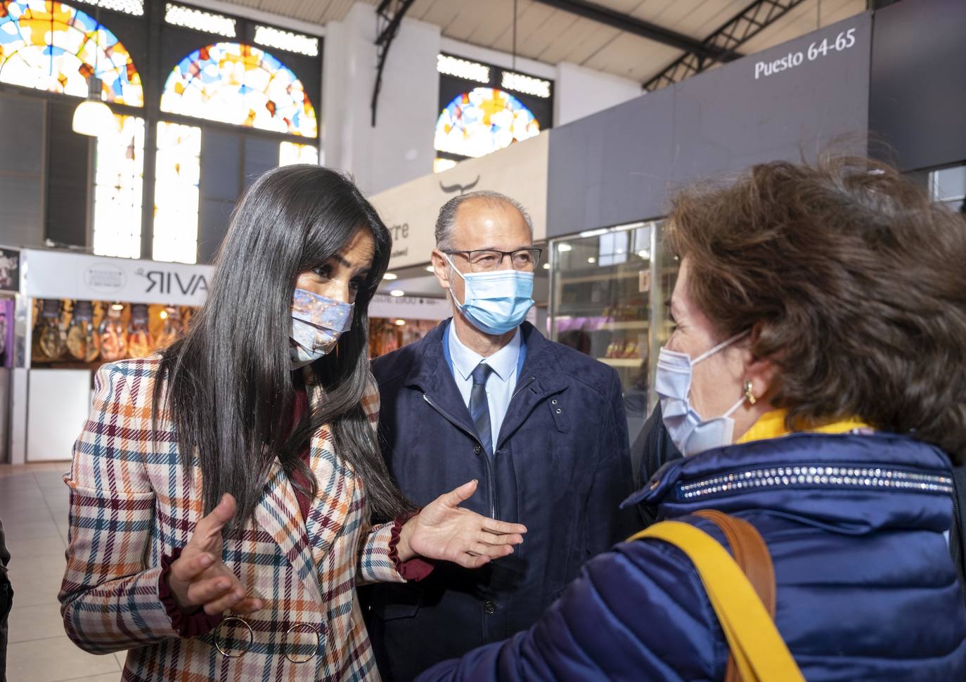 La vicealcaldesa y portavoz del Grupo Municipal de Ciudadanos en el Ayuntamiento de Madrid, Begoña Villacís, visita el Mercado Central de Salamanca.