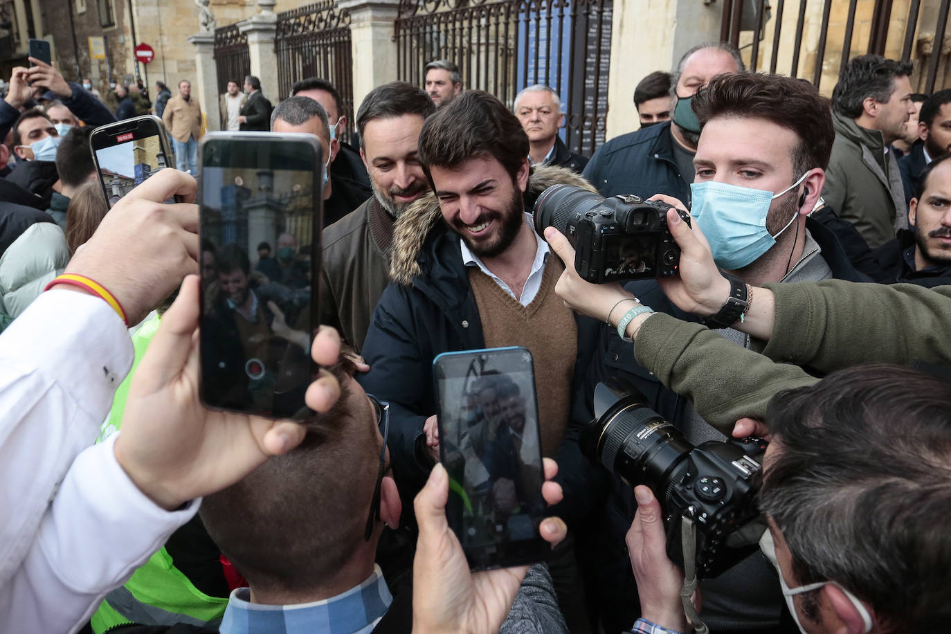 El candidato de Vox a las elecciones autonómicas ha realizado un mitín en la Plaza de Regla.