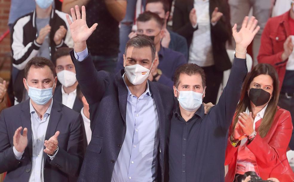 Pedro Sánchez, durante su intervención este domingo arropado por la militancia socialista en el pabellón Flores del Sil. 