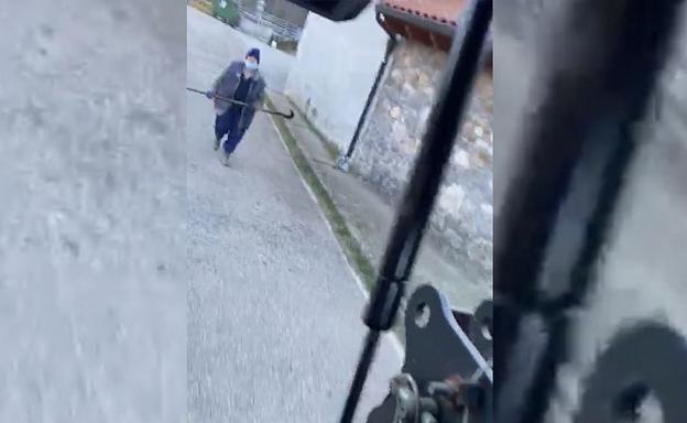 Captura de vídeo en la que se ve a la mujer en el momento de realizar la agresión con una guadaña. 