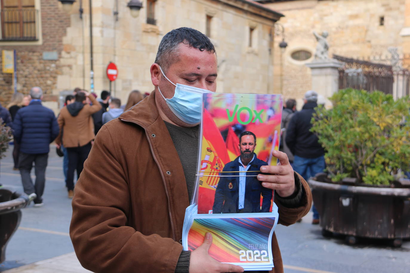 El líder de VOX acompaña a sus candidatos a la Junta y a las Cortes por León en un acto ante la catedral.