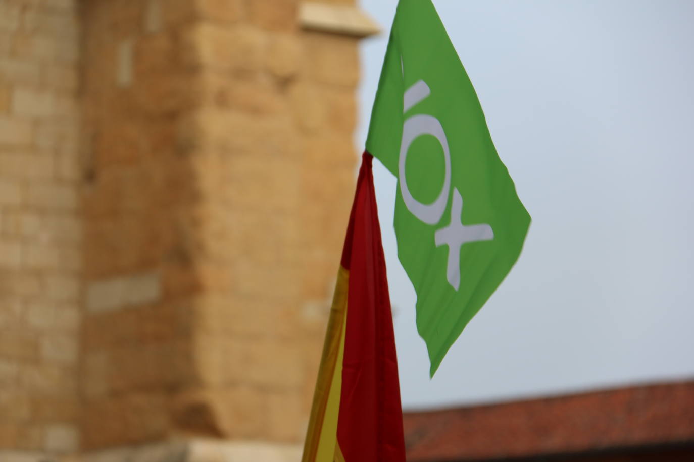 El líder de VOX acompaña a sus candidatos a la Junta y a las Cortes por León en un acto ante la catedral.
