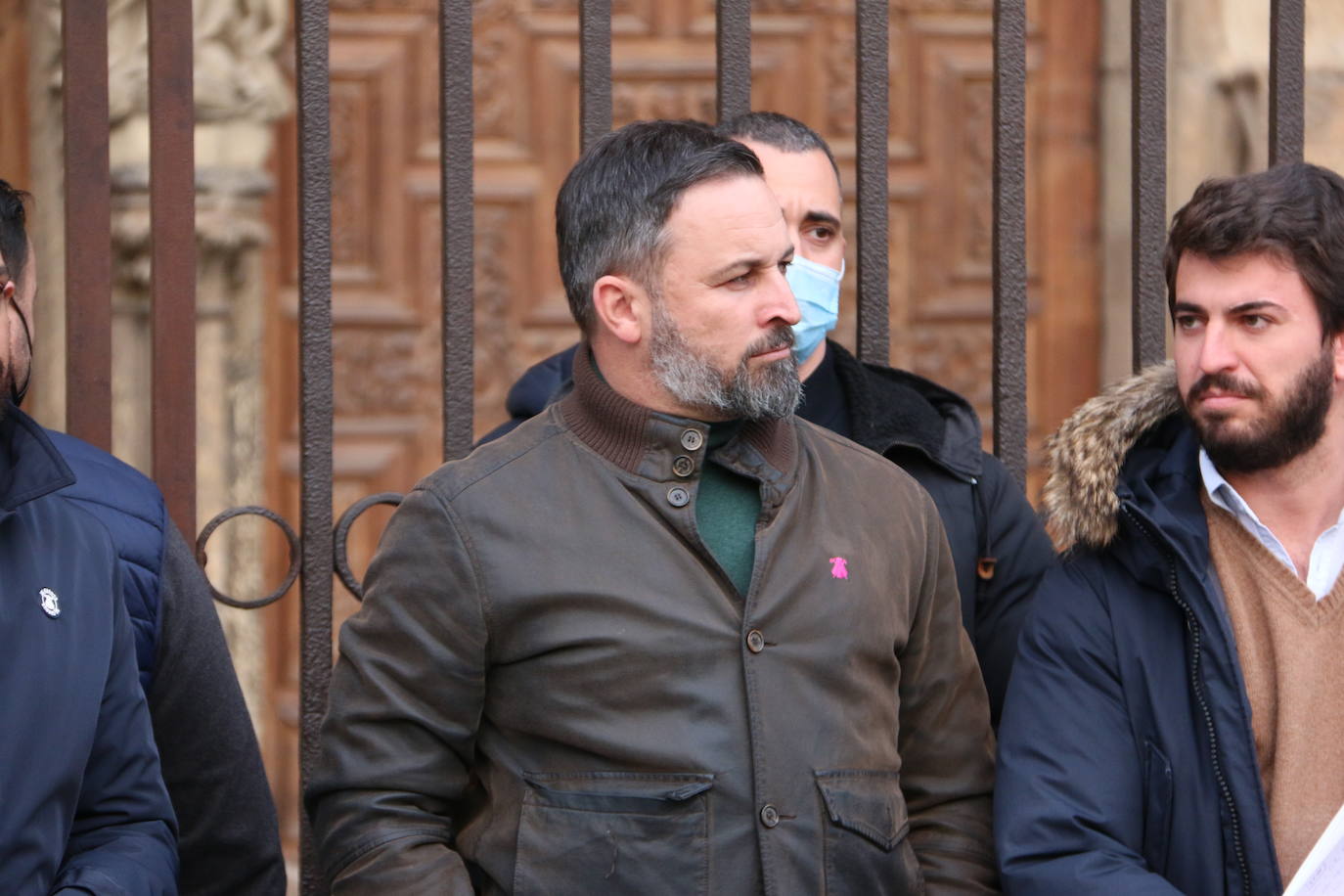 El líder de VOX acompaña a sus candidatos a la Junta y a las Cortes por León en un acto ante la catedral.