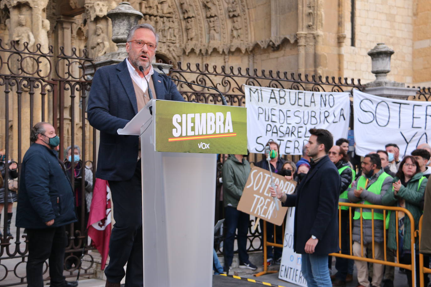 El líder de VOX acompaña a sus candidatos a la Junta y a las Cortes por León en un acto ante la catedral.
