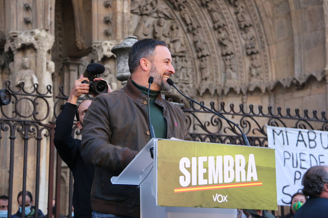 El líder de VOX acompaña a sus candidatos a la Junta y a las Cortes por León en un acto ante la catedral.