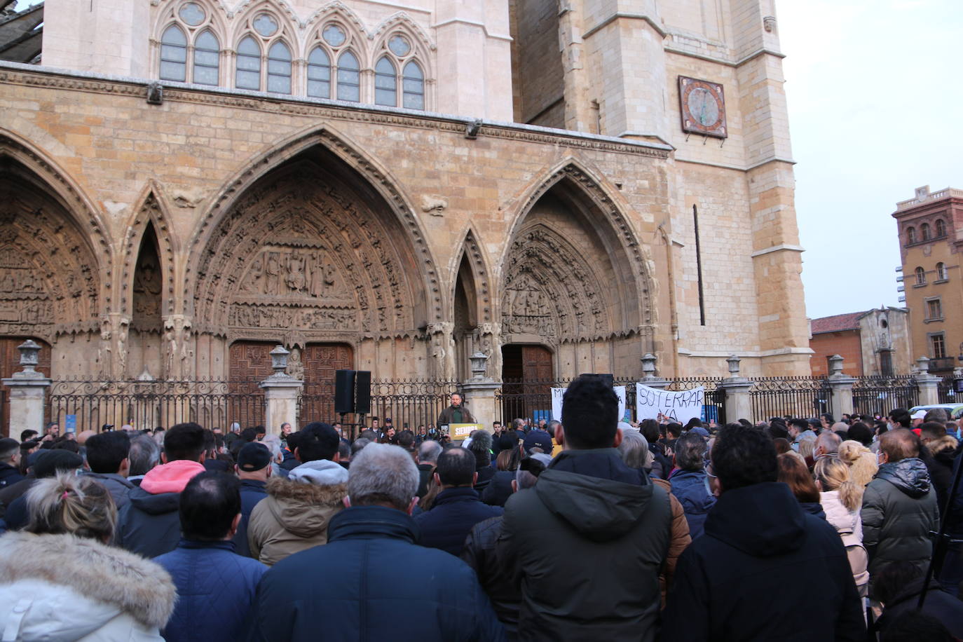 El líder de VOX acompaña a sus candidatos a la Junta y a las Cortes por León en un acto ante la catedral.