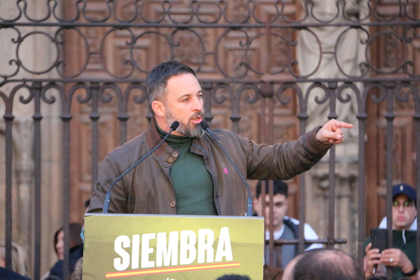 El líder de VOX acompaña a sus candidatos a la Junta y a las Cortes por León en un acto ante la catedral.