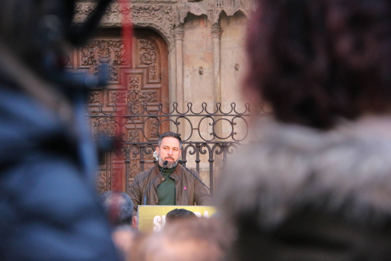 El líder de VOX acompaña a sus candidatos a la Junta y a las Cortes por León en un acto ante la catedral.