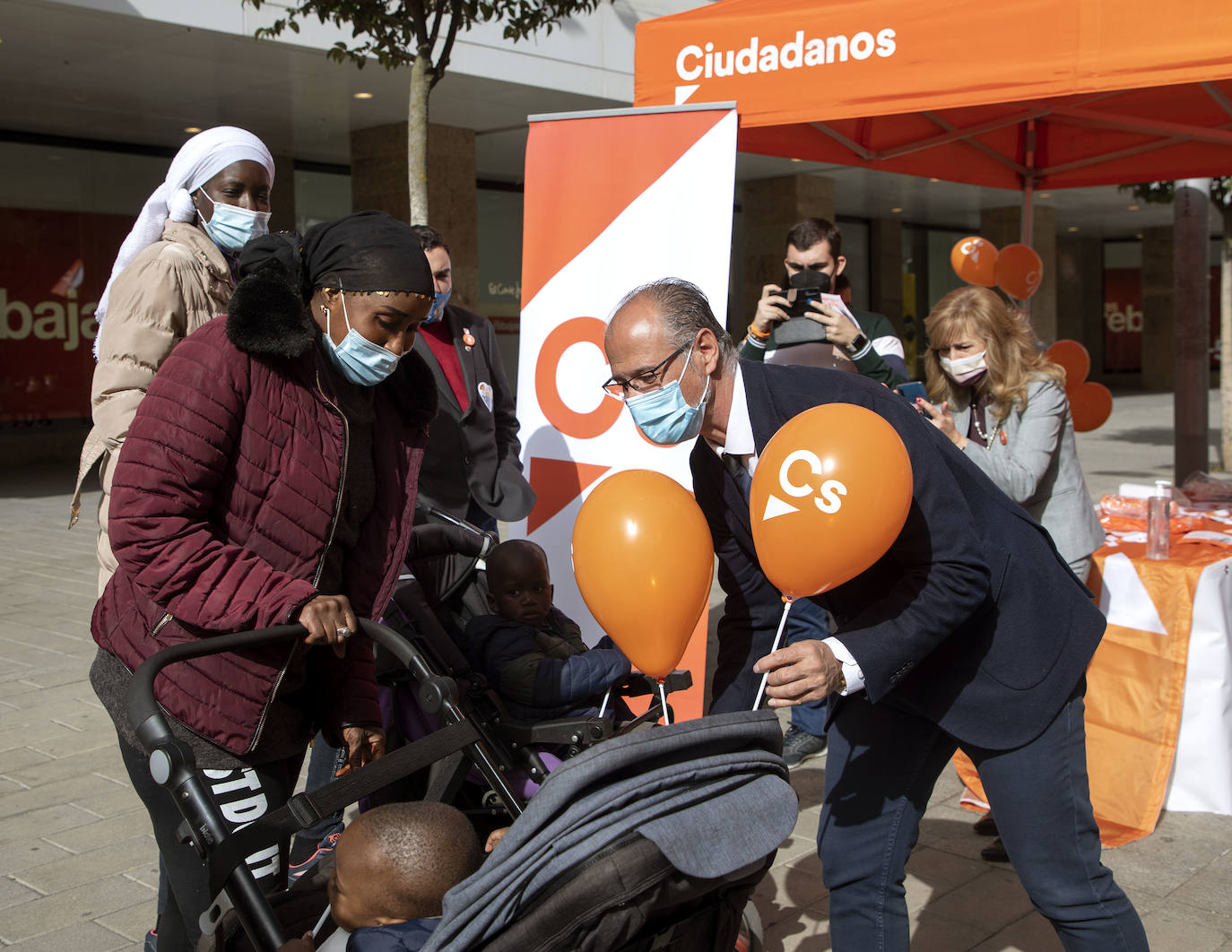 El candidato de Ciudadanos a la Presidencia de la Junta de Castilla y León, Francisco Igea, visita Salamanca junto a el cabeza de lista por la provincia de Salamanca, Luis Fuentes.