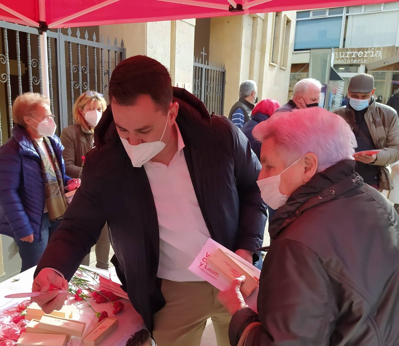 Ana Arias, Javier Alfonso Cendón y Nicanor Sen participan en un acto de campaña en el municipio leonés.