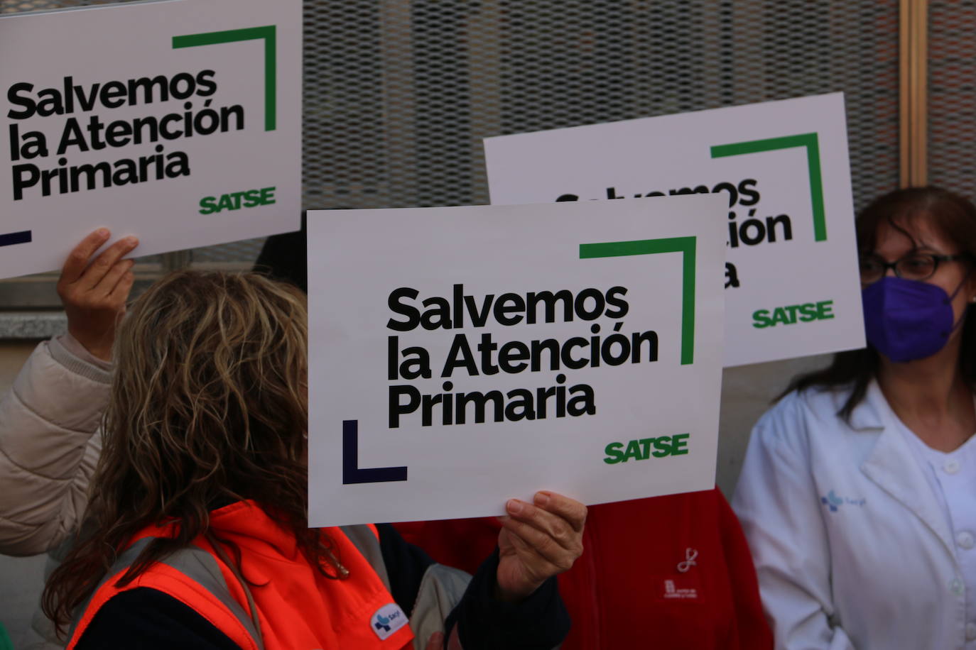 El sindicato Satse lidera esta concentración que reclama el mismo número de médicos que de enfermeros en todos los centros de la provincia.