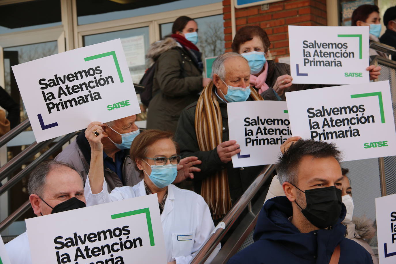 Varios concentrados reclaman una mejora en la atención primaria frente al Centro de Salud José Aguado de León.