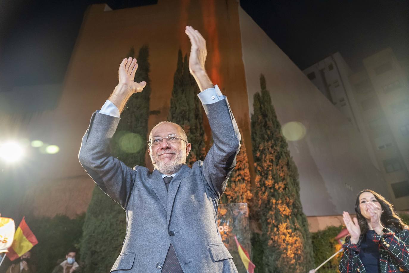 El candidato a la presidencia de la Junta de Castilla y León por Ciudadanos, Francisco Igea, y la presidenta de Ciudadanos, Inés Arrimadas, junto a Verónica Casado, en el acto de cierre de Campaña.