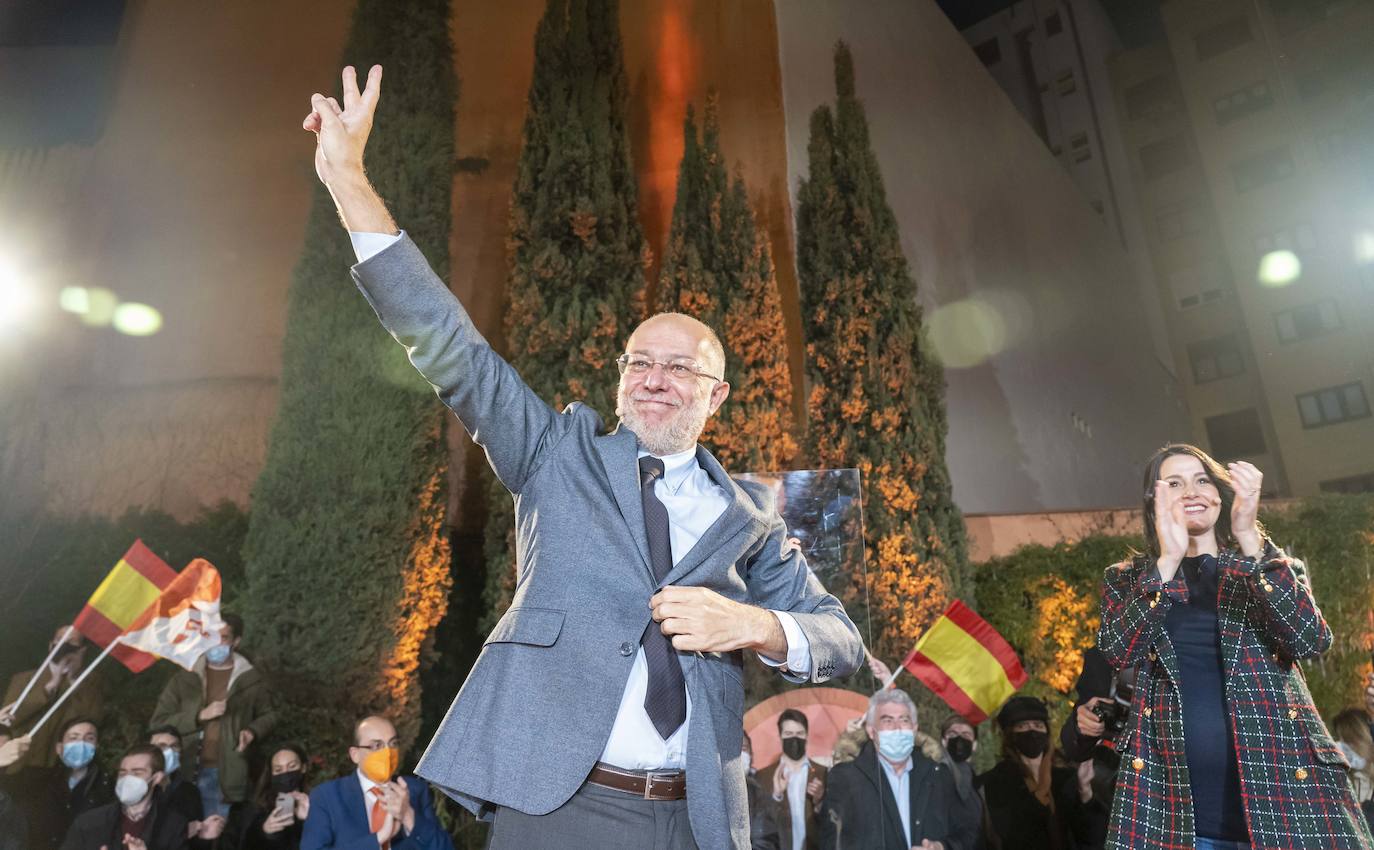 El candidato a la presidencia de la Junta de Castilla y León por Ciudadanos, Francisco Igea, y la presidenta de Ciudadanos, Inés Arrimadas, junto a Verónica Casado, en el acto de cierre de Campaña.