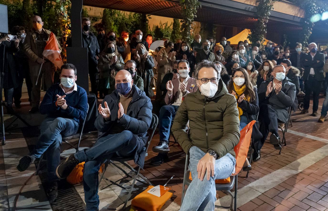 El candidato a la presidencia de la Junta de Castilla y León por Ciudadanos, Francisco Igea, y la presidenta de Ciudadanos, Inés Arrimadas, junto a Verónica Casado, en el acto de cierre de Campaña.