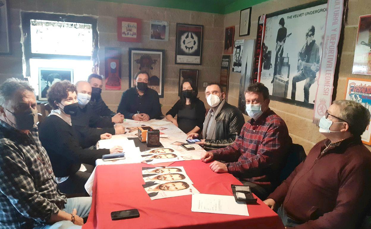 Un instante del encuentro mantenido con los representantes socialistas. 