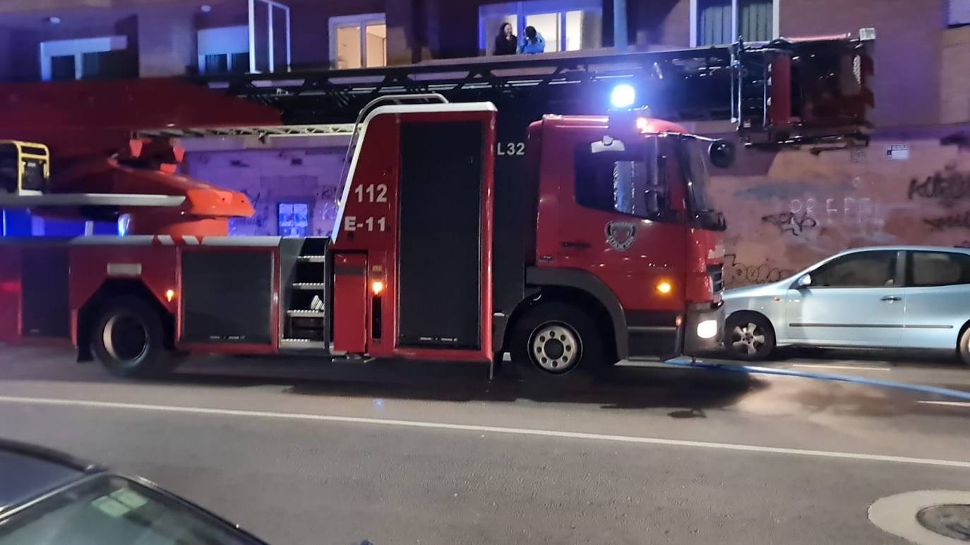 El fuego en una vivienda en el Paseo de Salamanca obligaba a intervenir a los bomberos de León. 