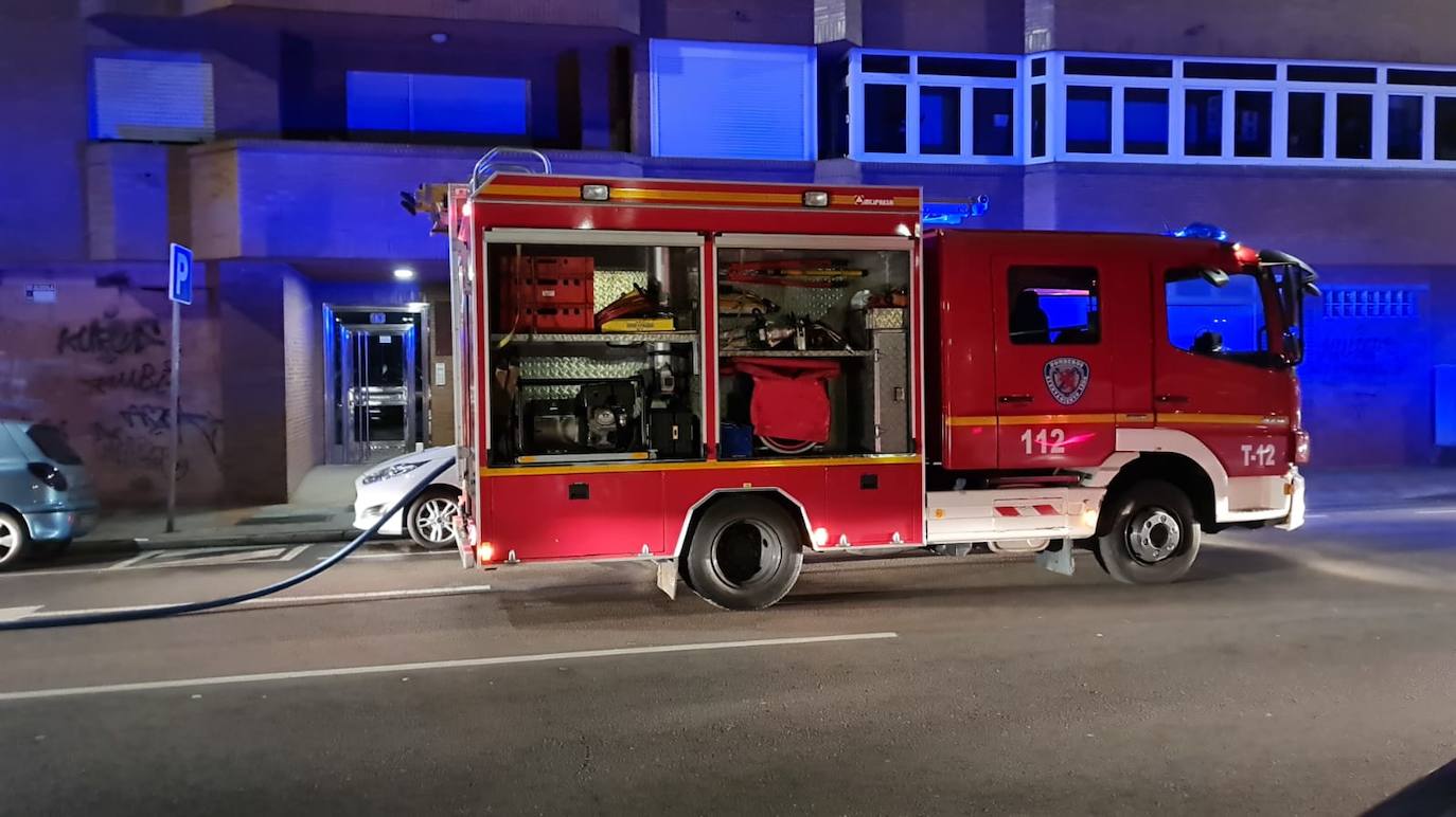 El fuego en una vivienda en el Paseo de Salamanca obligaba a intervenir a los bomberos de León. 