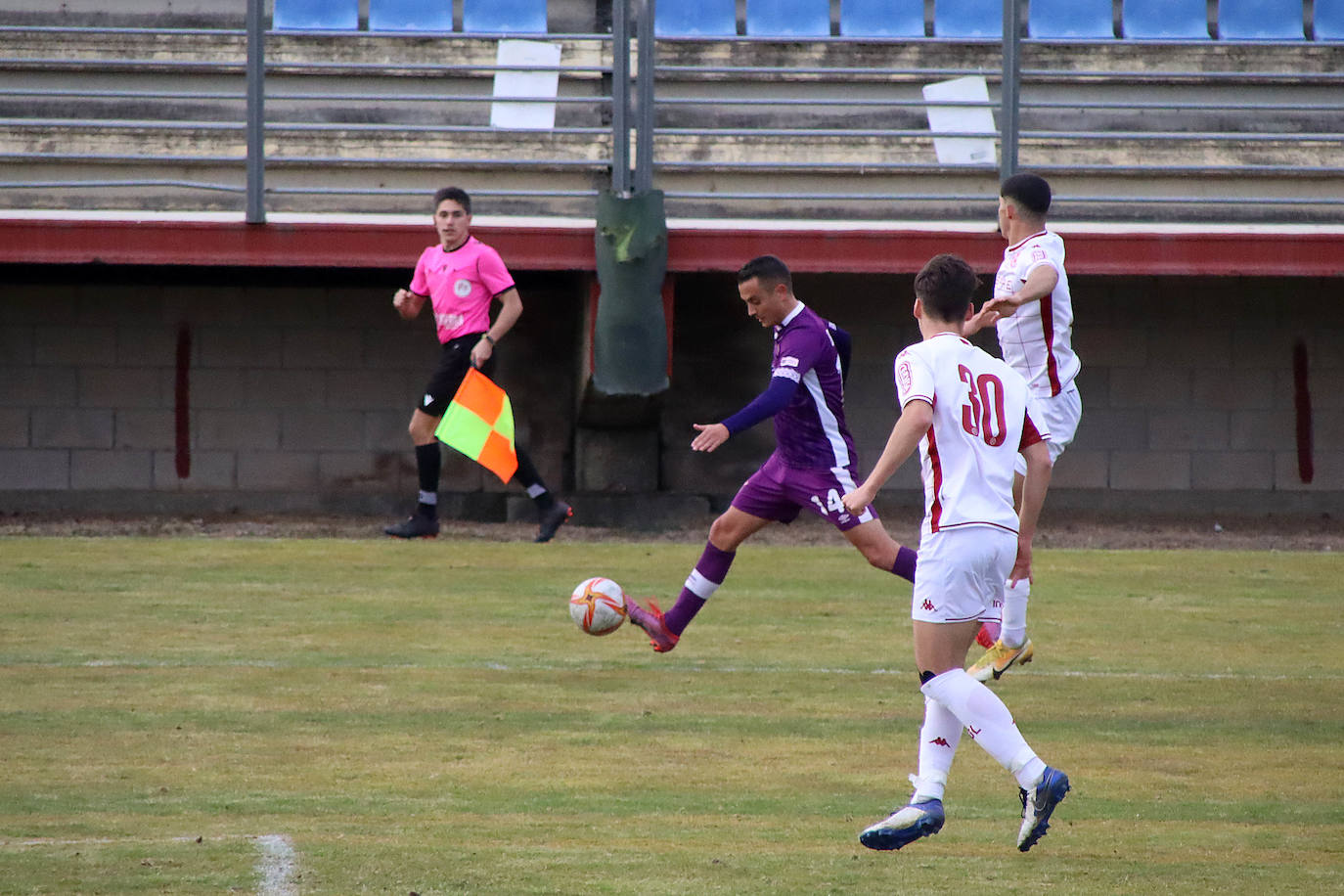 El objetivo del ascenso directo se complica para los de Isra Martínez tras sumar un empate ante el Palencia.