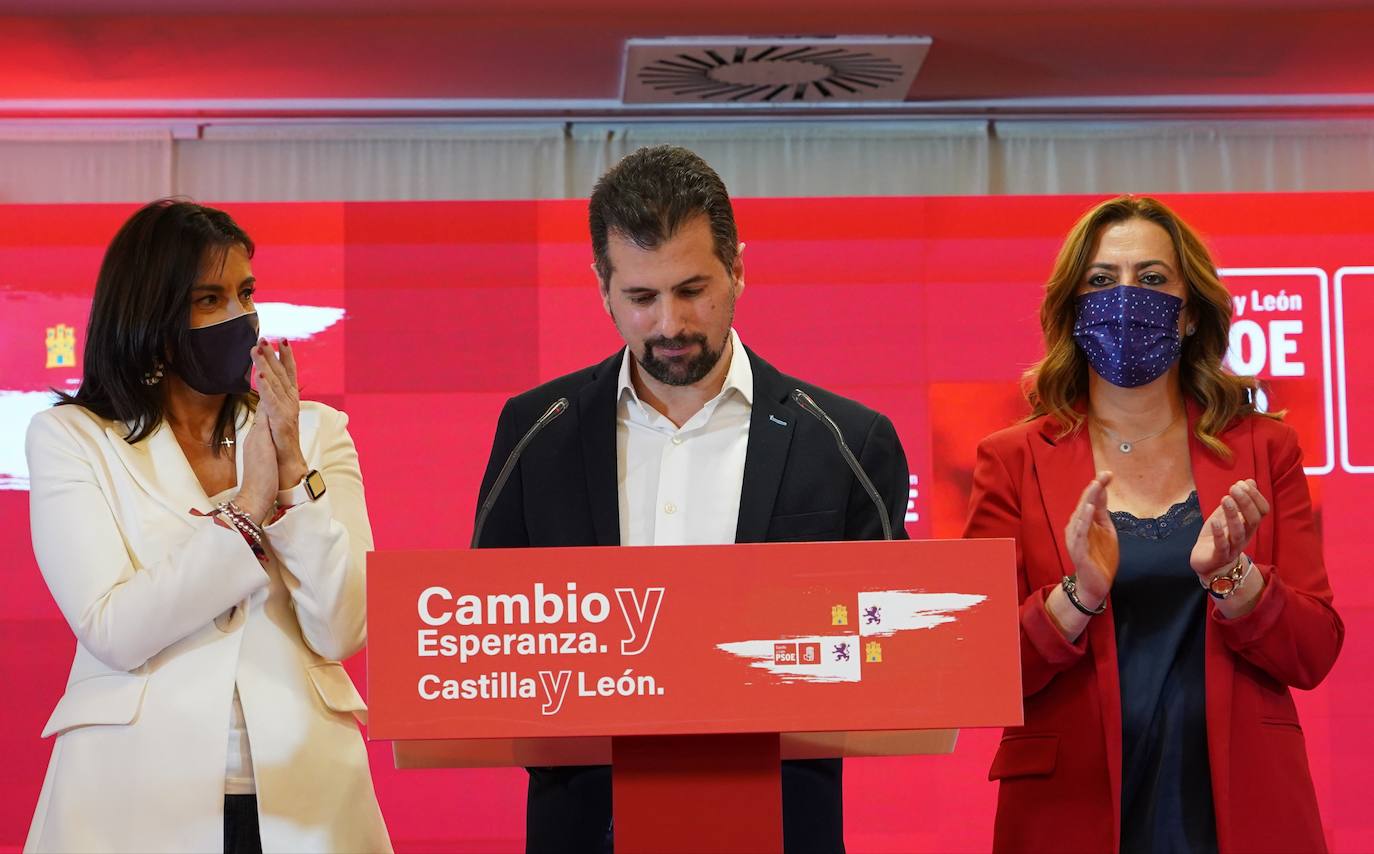 El candidato socialista a la Presidencia de la Junta junto a Virginia Barcones y Ana Sánchez tras conocer el resultado electoral.